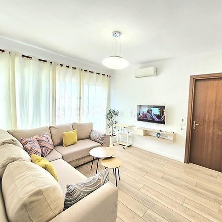 Cozy 1 Bedroom Apartment Near Parks, Cafes & Restaurants Тирана Экстерьер фото